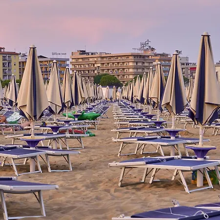Relax In A Gorgeous 3 Bedroom With Pool Apartment